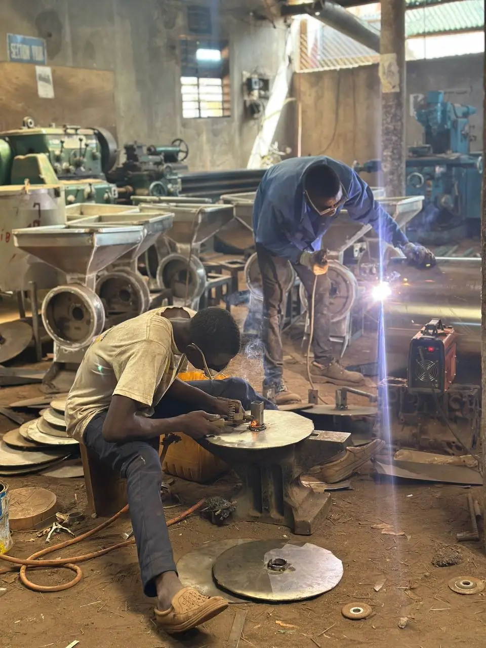 Le personnel est en pleine activité sur les machines modernes de l’entreprise ASAFMA.