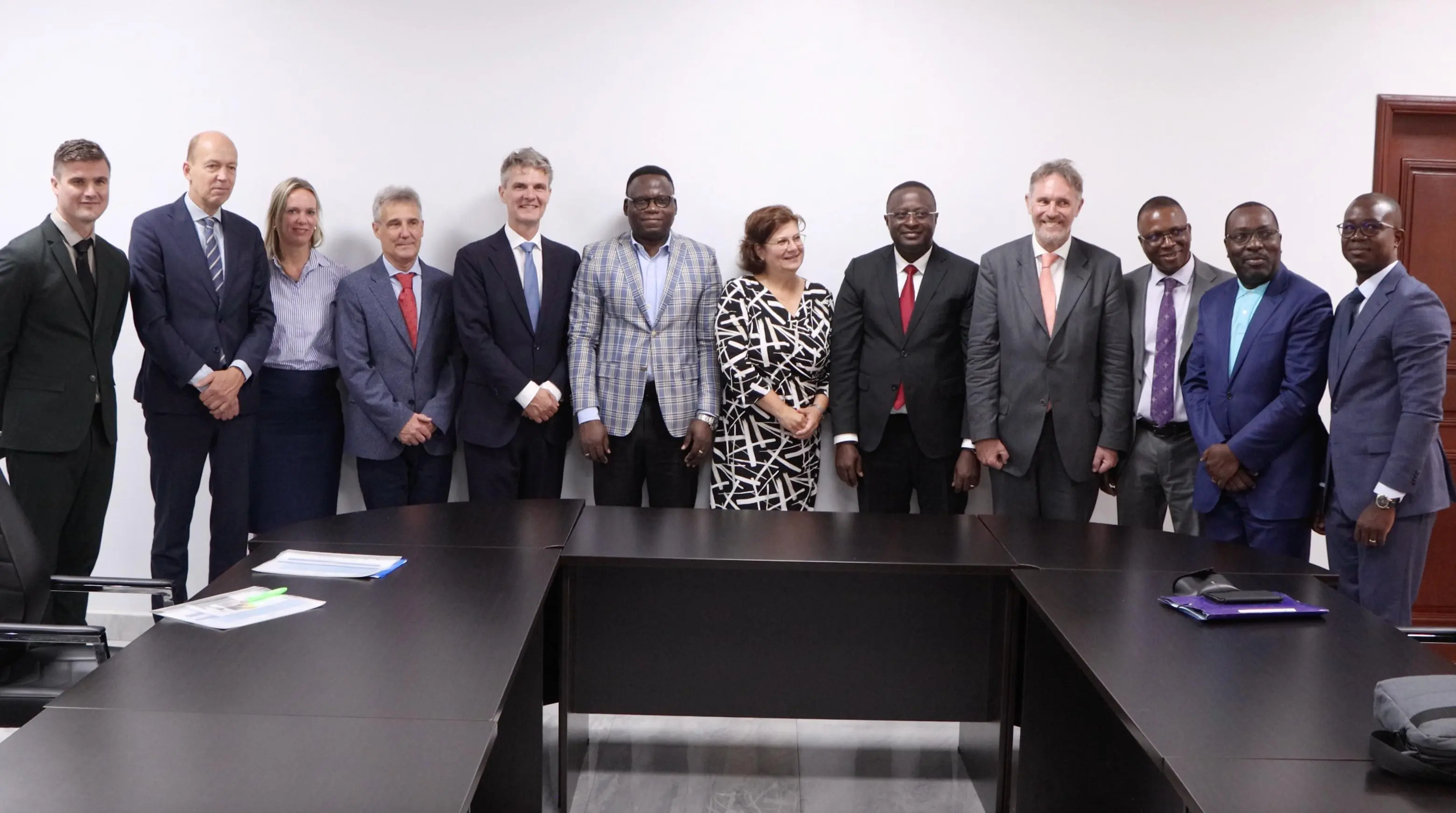 Photo de famille de la délégation avec l’Ambassadeur du Royaume des Pays-Bas près le Bénin, et le Comité Technique de Supervision de la Réalisation du Cadastre National (CTSRCN)