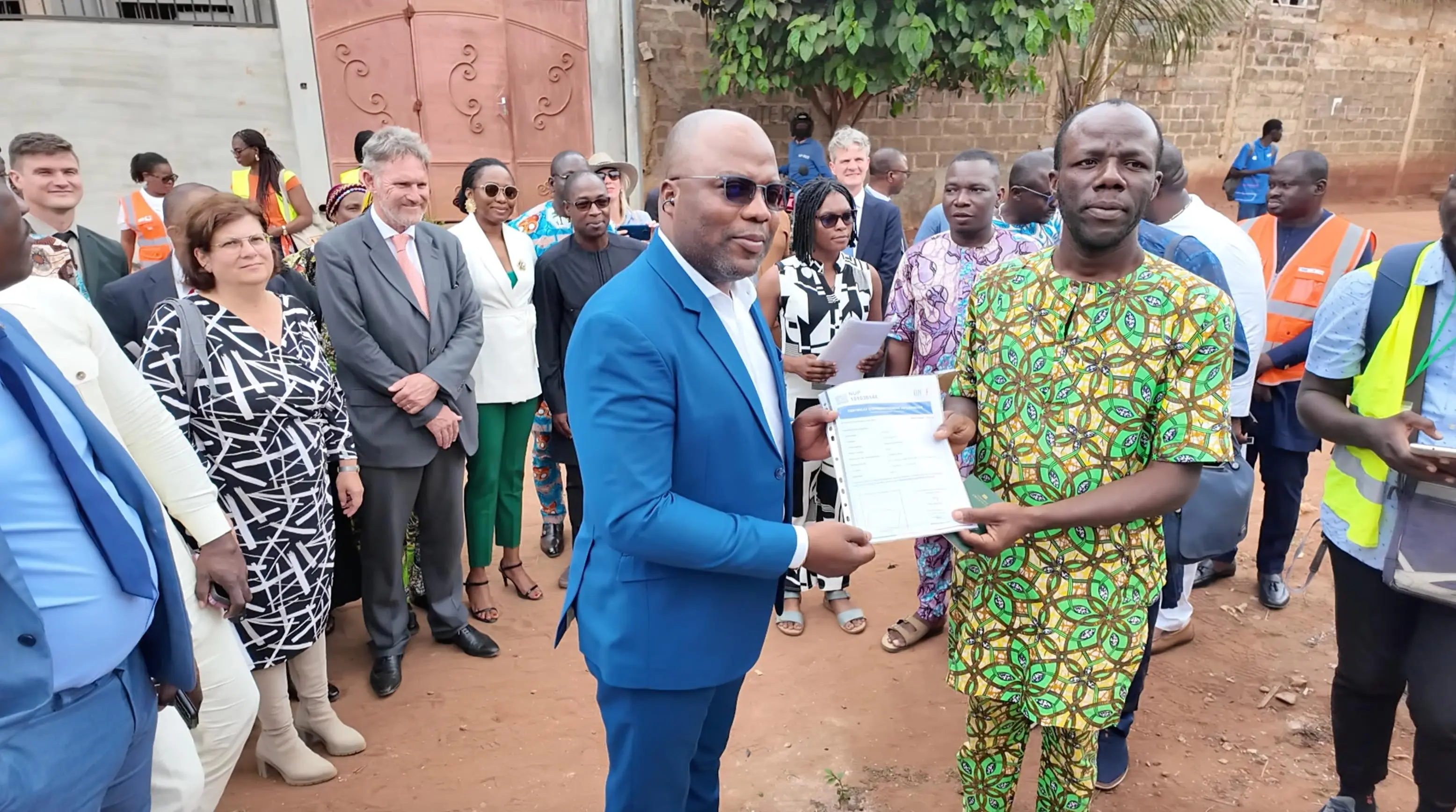 Le Maire de la Commune de Porto-Novo, Mr. Charlemagne Yankoty, remettant le Certificat d’Enregistrement au Cadastre (CEC) d’un Présumé Propriétaire à Porto-Novo.