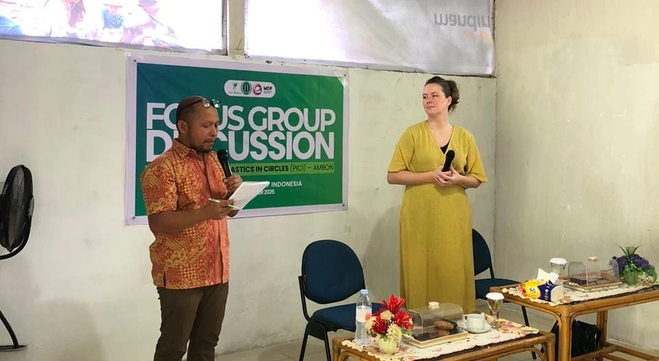 Marlou Rijk and Imam Mulyadi (MDF PI) hosting a focus group discussion for community members in Ambon, Indonesia.