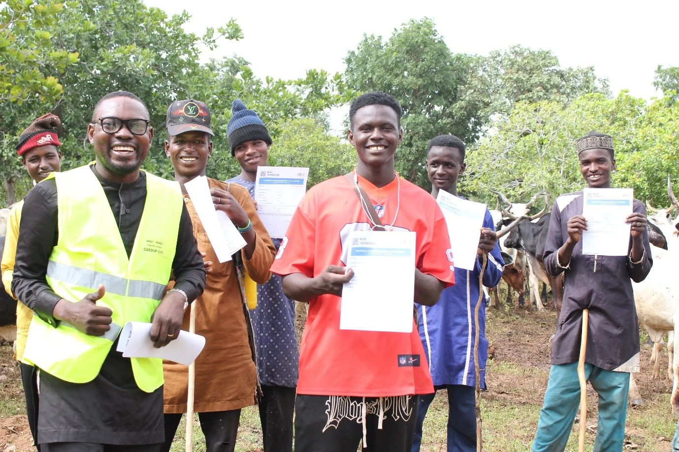 Een ambtenaar overhandigt een kadastraal certificaat aan migrerende herders in Parakou, in het noorden van Benin.
