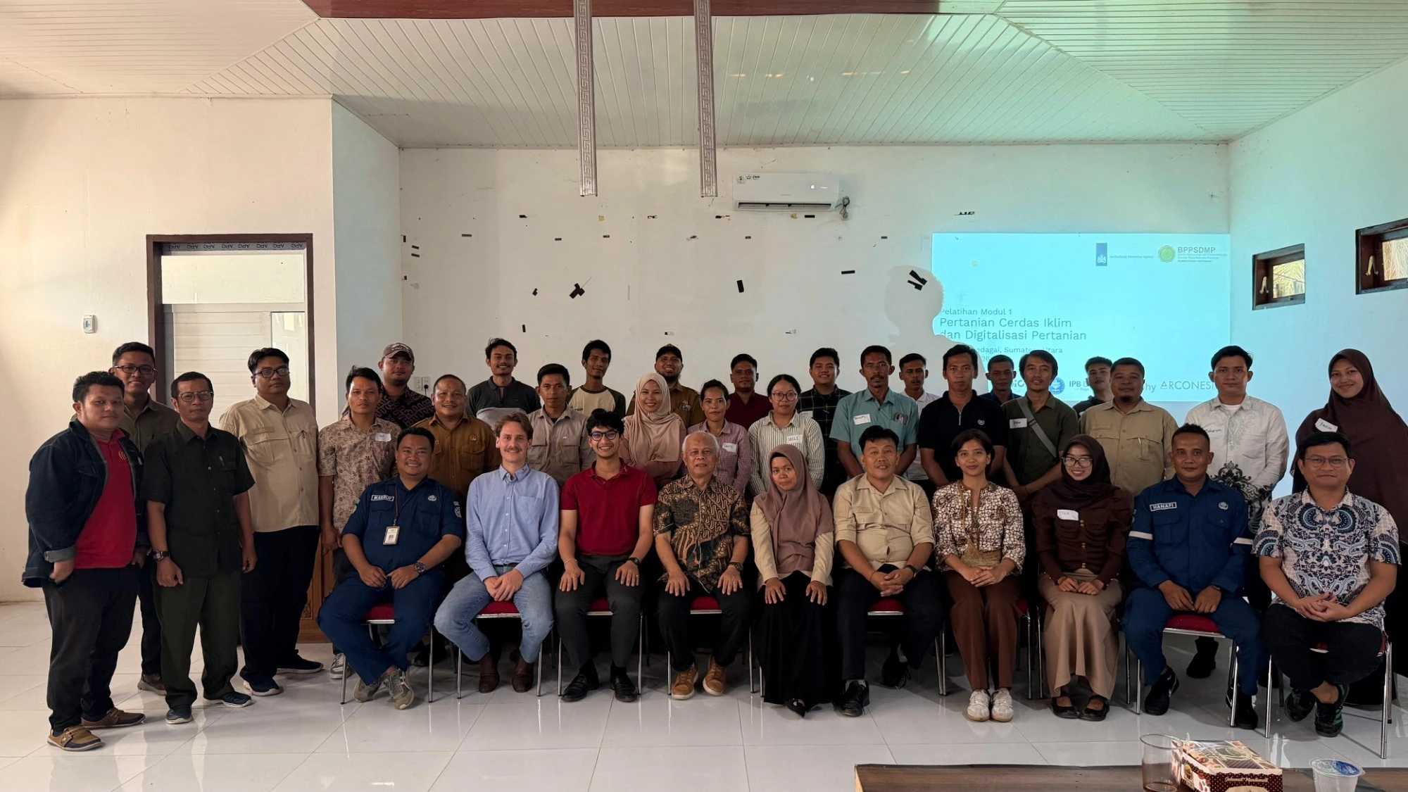 Les participants, les animateurs et les partenaires du programme posent pour une photo de groupe lors du premier module présentiel du programme de formation des agriculteurs de la génération Y de la RVO, à Serdang Bedagai, dans le nord de Sumatra.