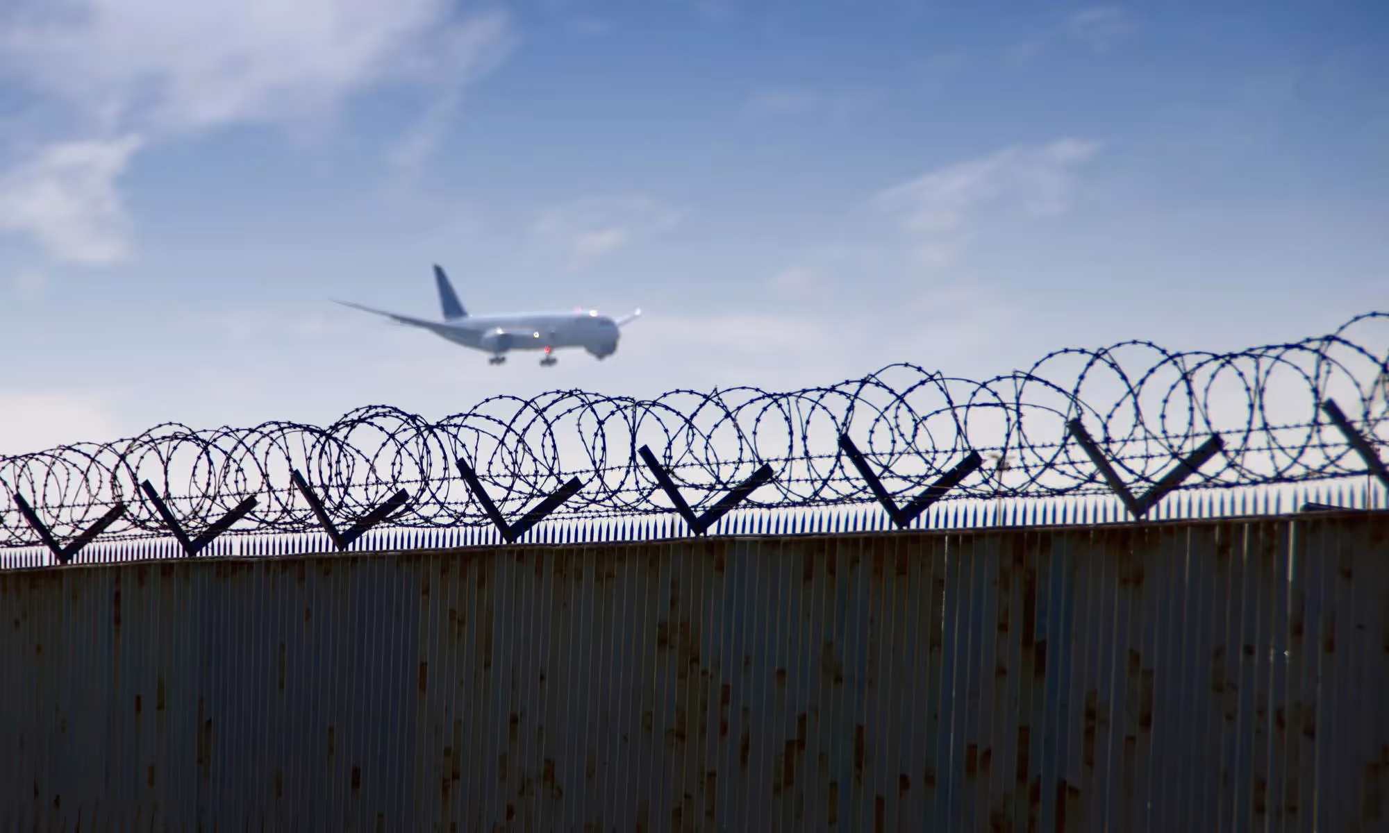 Stachelzäune rund um einen Flughafen