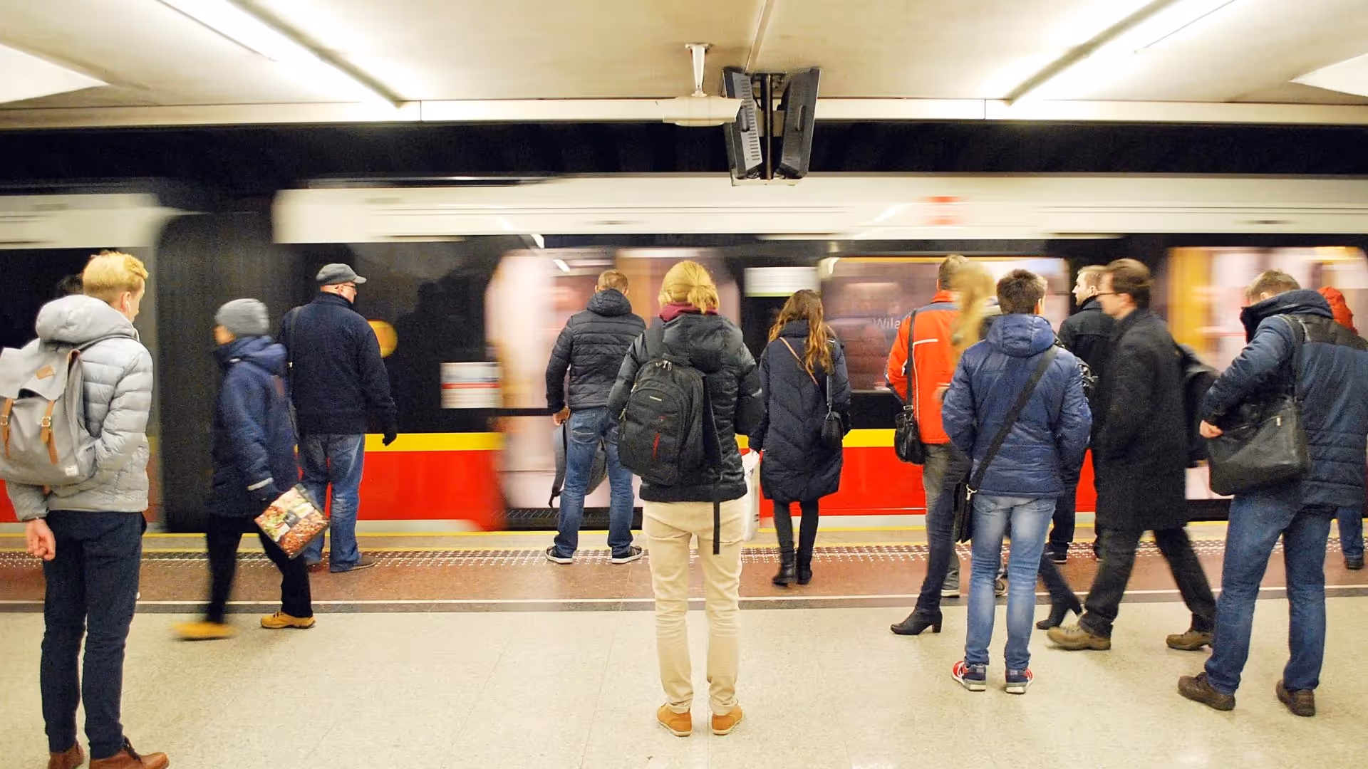 Bahnhof mit Leuten vor dem ankommenden Zug