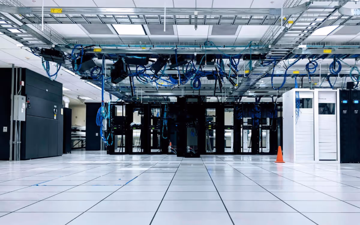 Sala de servidores de alta tecnología.