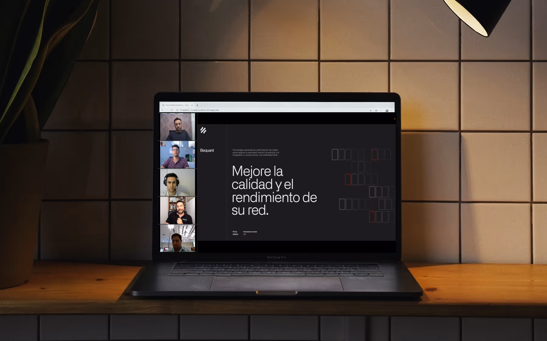 Maqueta de ordenador con teclado en línea