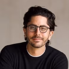 alejandro navia headshot