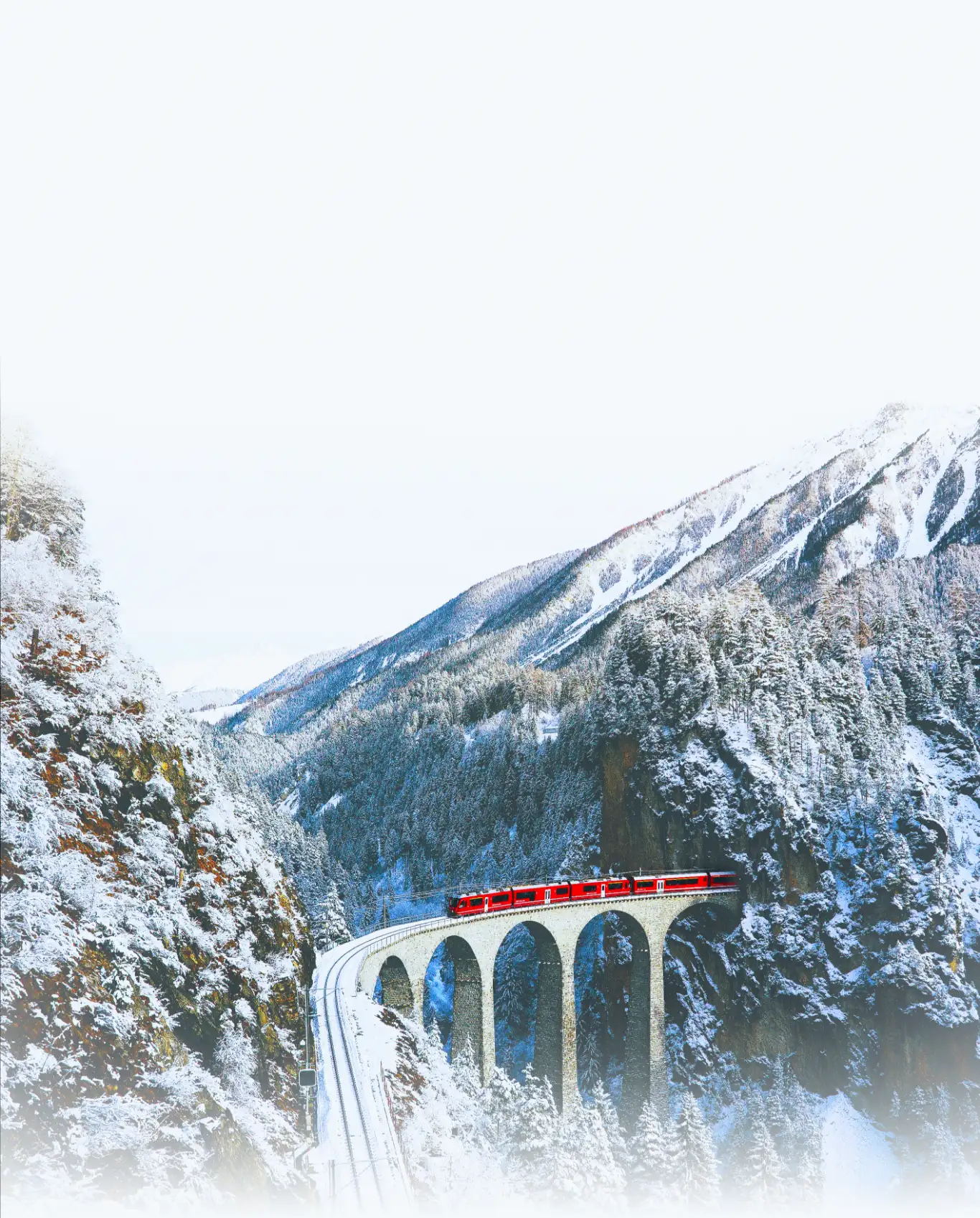 Schweizer Alpen mit rotem Zug auf hoher Brücke