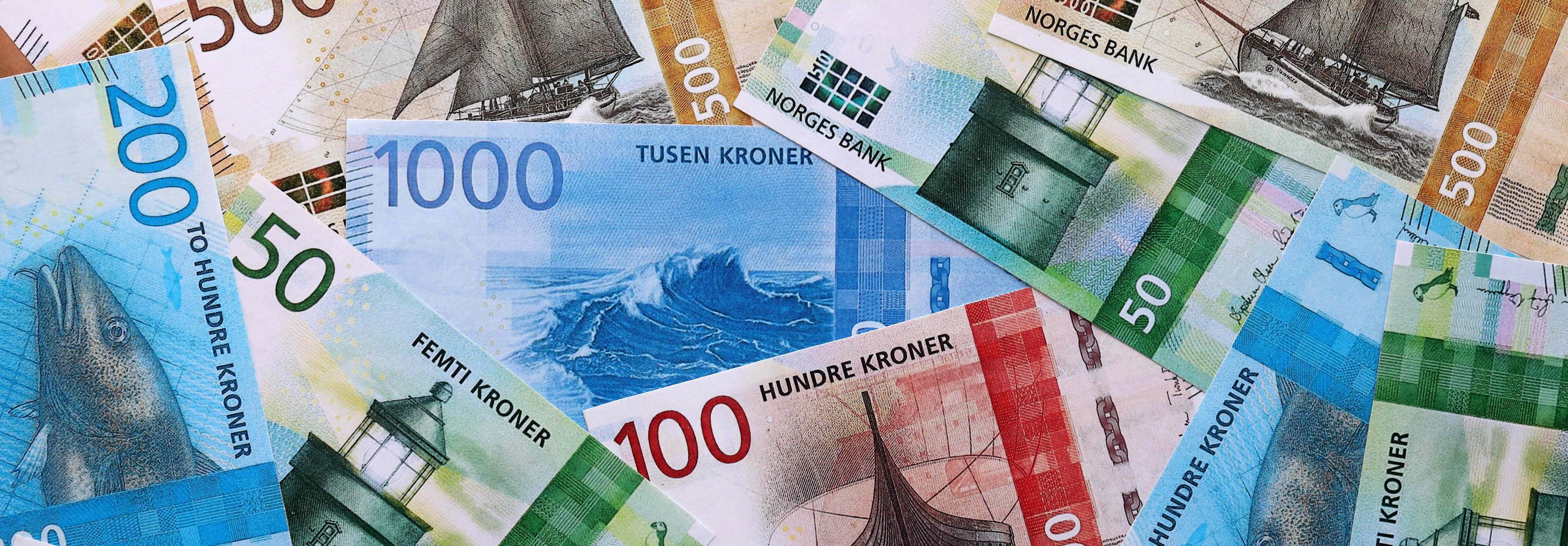 Norske sedler i ulike valører spredt utover hverandre.