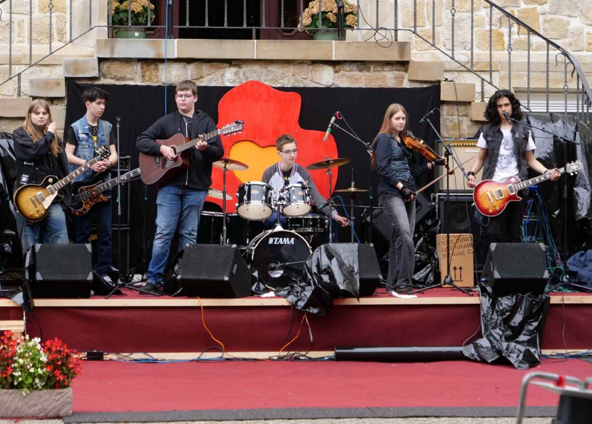 Schüler-Musikgruppe vor dem Kloster Handrup