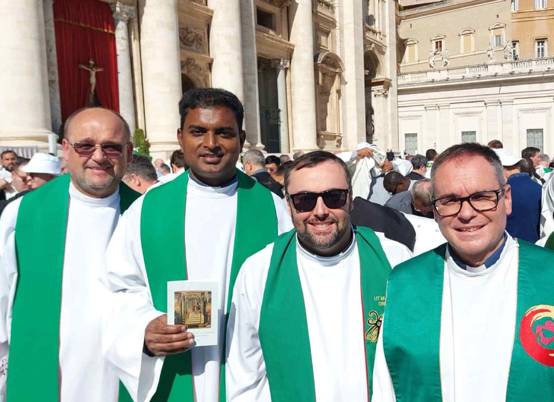 Vier Patres im Messgewand in Rom