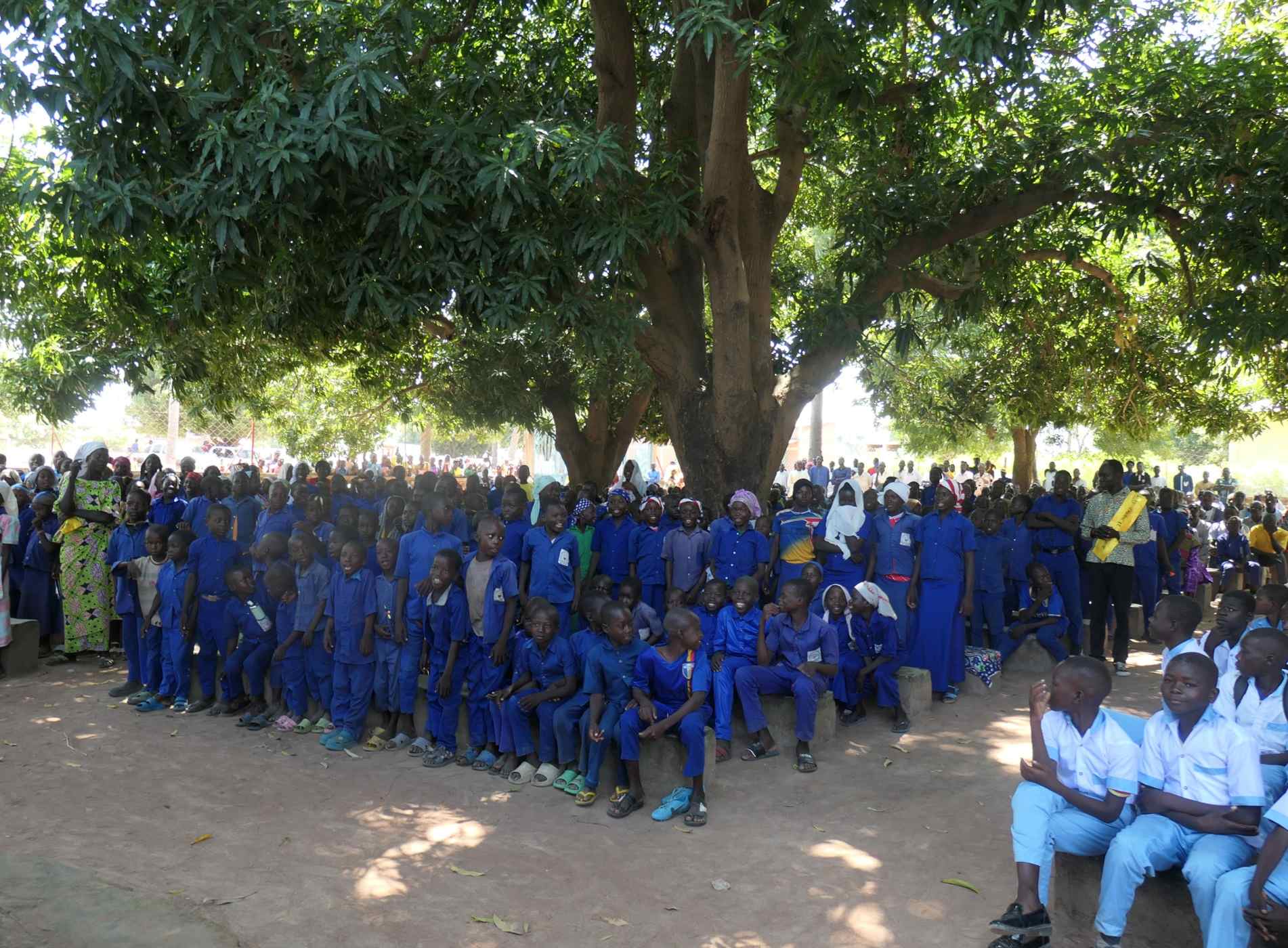 Viele Kinder bei der Schuleinweihung