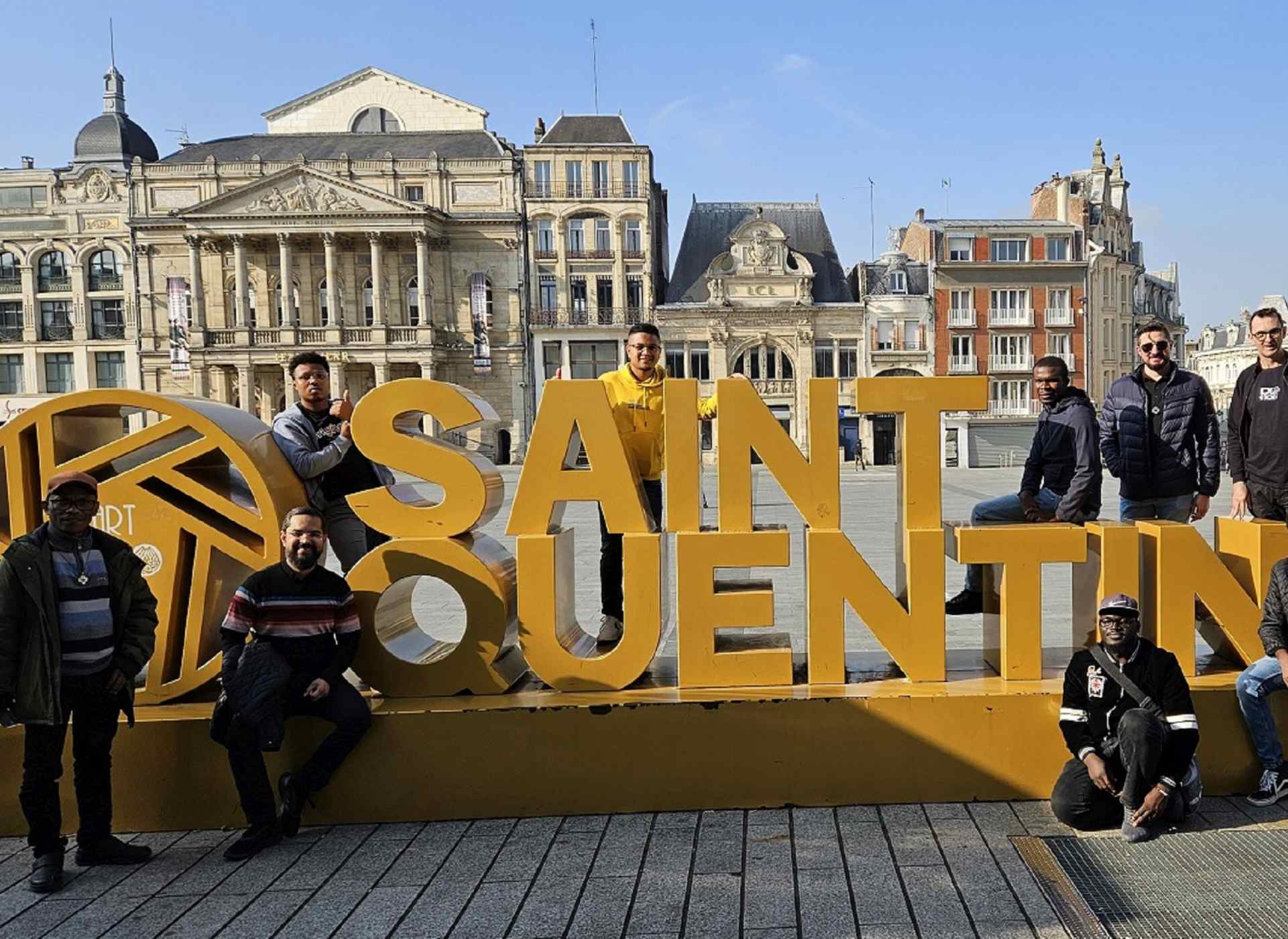 Freiburger Studenten vor dem Schriftzug "Saint Quentin"