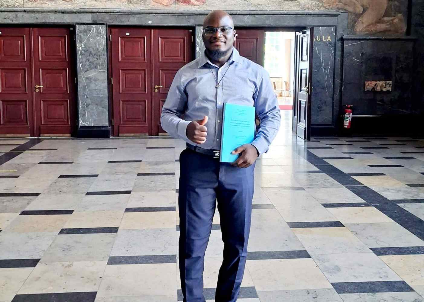 Frater Namlo mit seiner Magisterarbet in der Uni Freiburg