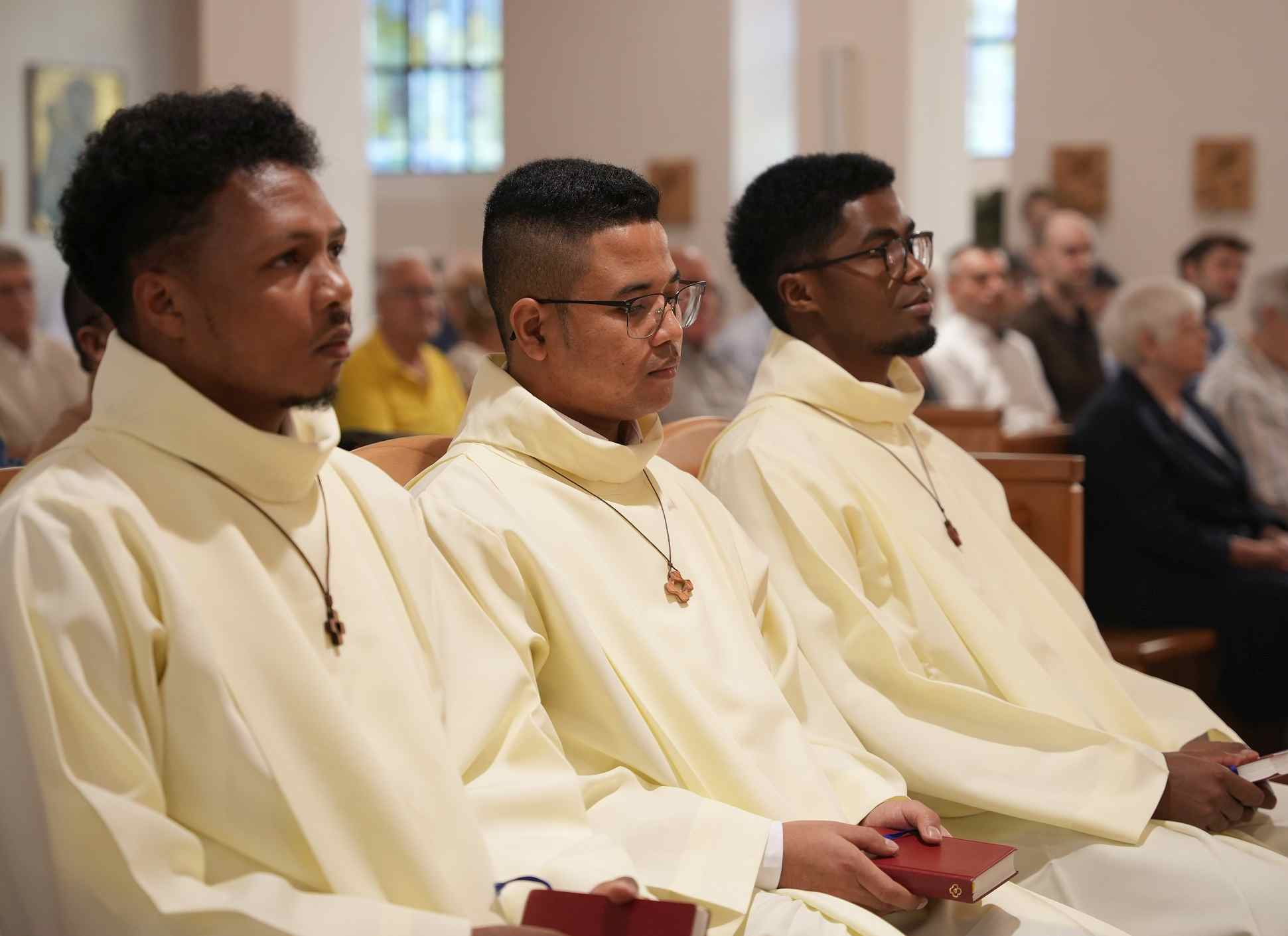 Die Fratres Patrice, Clement und Bruon im Gottesdienst