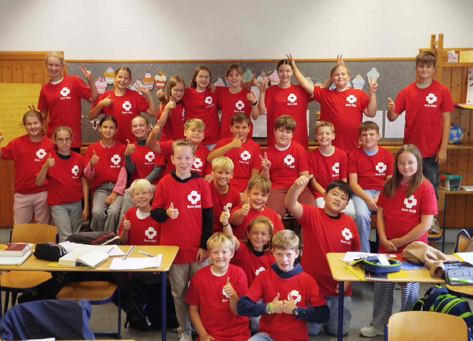 Klasse 6 a, alle in roten Reise-T-Shirts