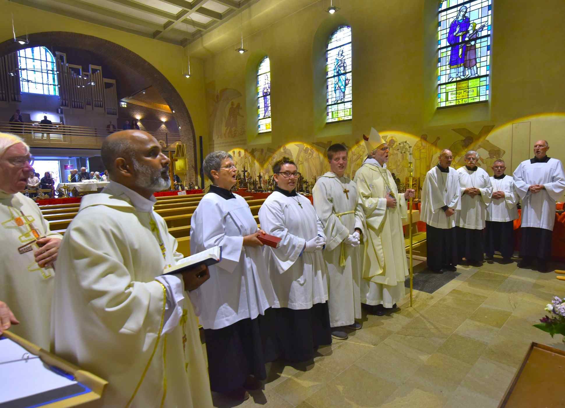 Pater Mauritius Wilde OSB und weitere Priester vor dem Gnadenbild von Martental