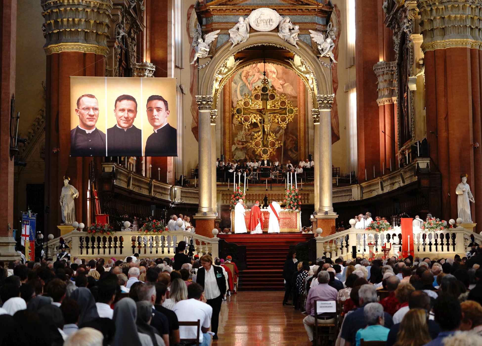 In der Basilika mit dem Bild der drei Seligen 