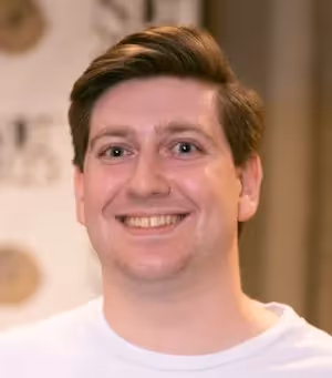 Ari Davidson's headshot