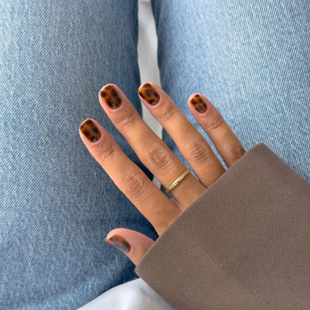 Short leopord print nails.