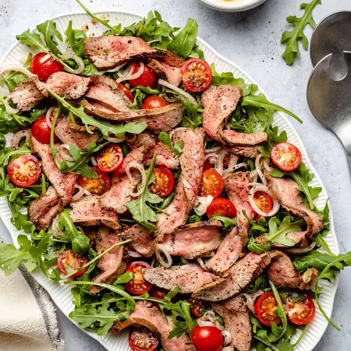 steak and arugula salad with tomatoes