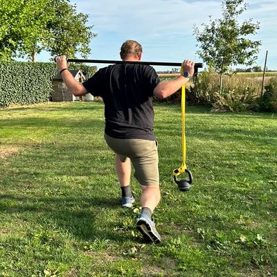 PEAK-lid traint met weerstandsband in de tuin