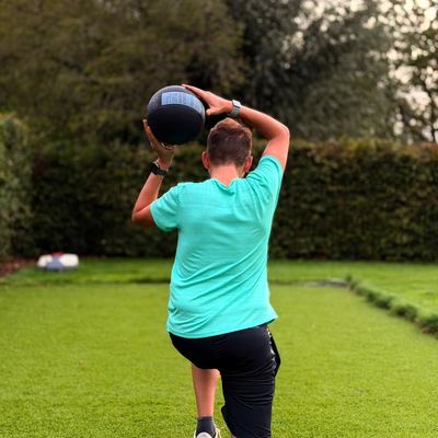PEAK-lid doet lunges tijdens de training