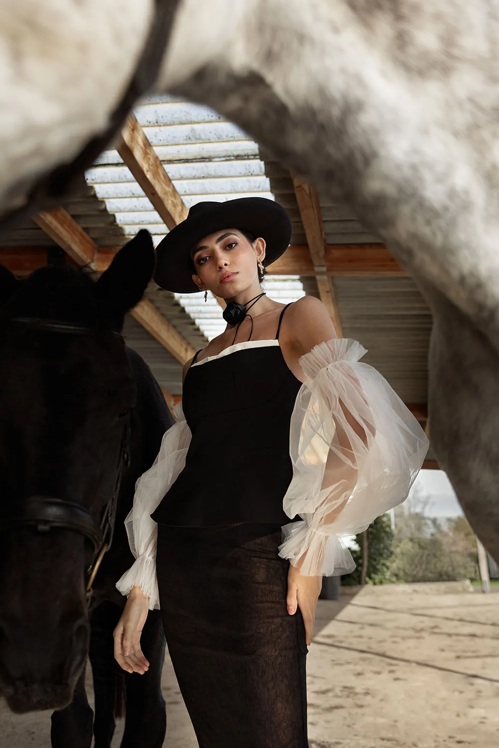 Photo éditorial mode, shooting outdoor avec des chevaux dans une écuries, ambiance country.