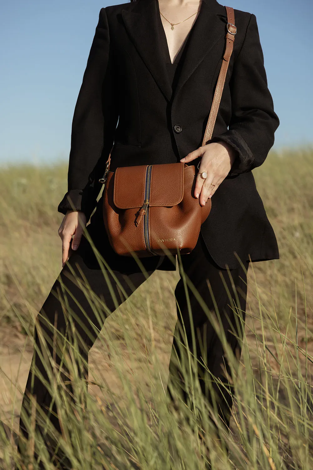 Photo commerciale produit maroquinerie, shooting outdoor dans les dunes sur la côte atlantique.