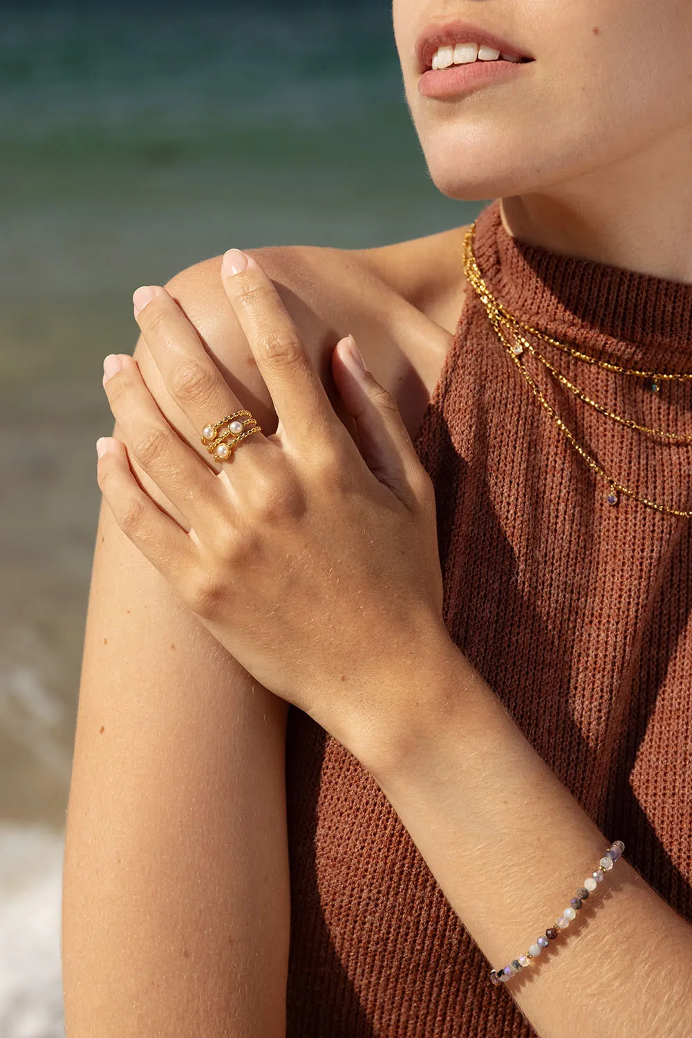 Shooting lookbook d'une marque de bijoux en Bretagne sur l'île de Houat, ambiance été et ensoleillée.