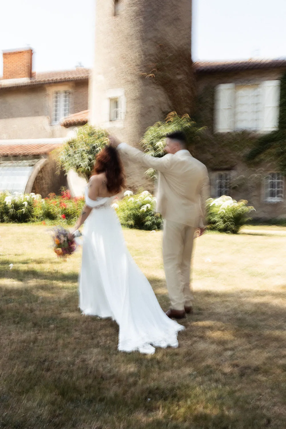 Photographe de mariage à Nantes et Paris. Séance photo couple esthétique floue