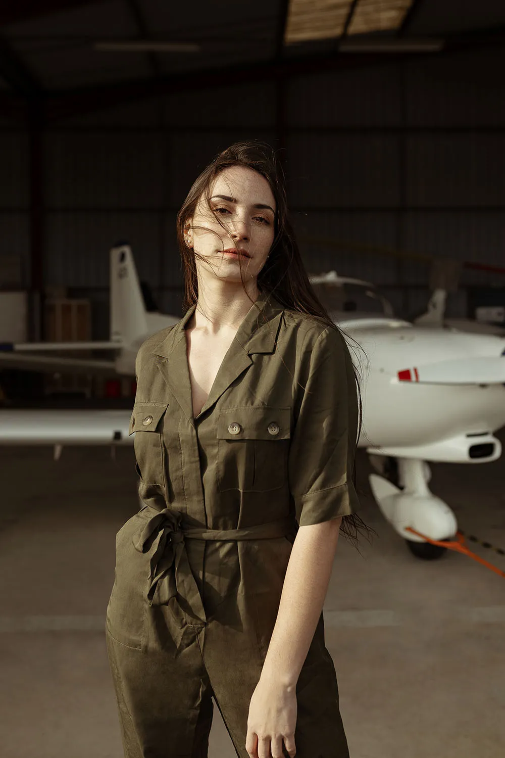 Photo portrait lifestyle dans un aéroclub, séance photos avec des avions
