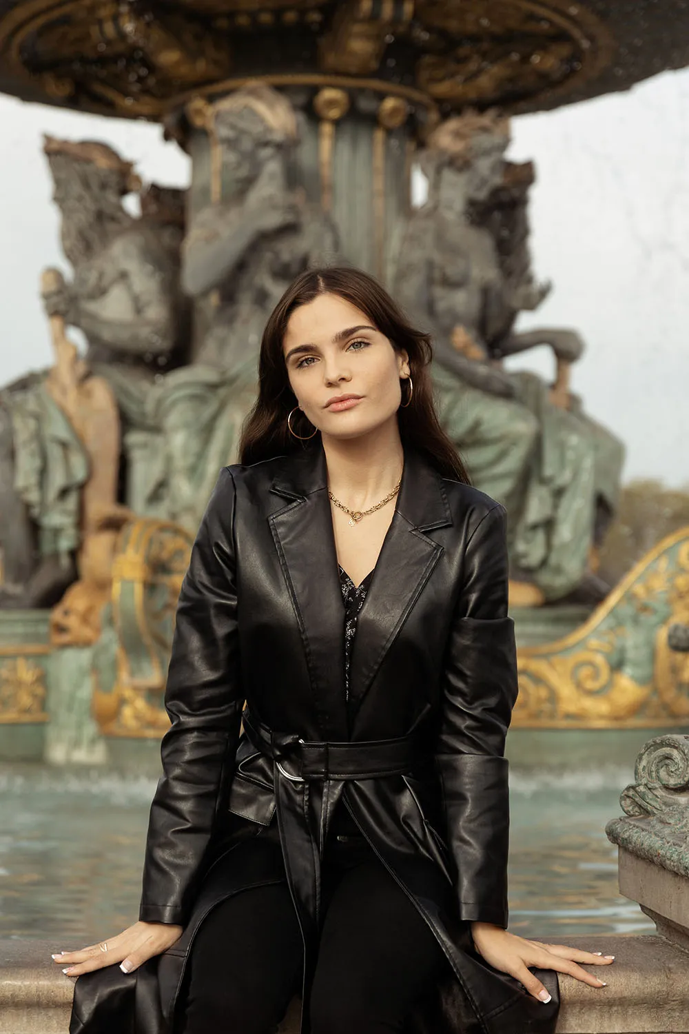 Photo portrait à paris avec une fontaine de la place de la concorde