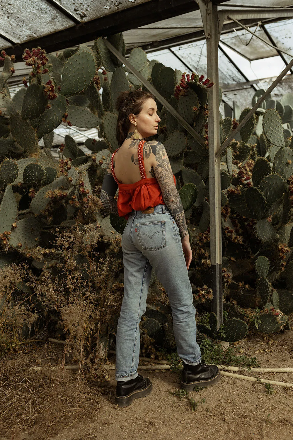 Photo portrait lifestyle dans une serre avec des cactus XXL
