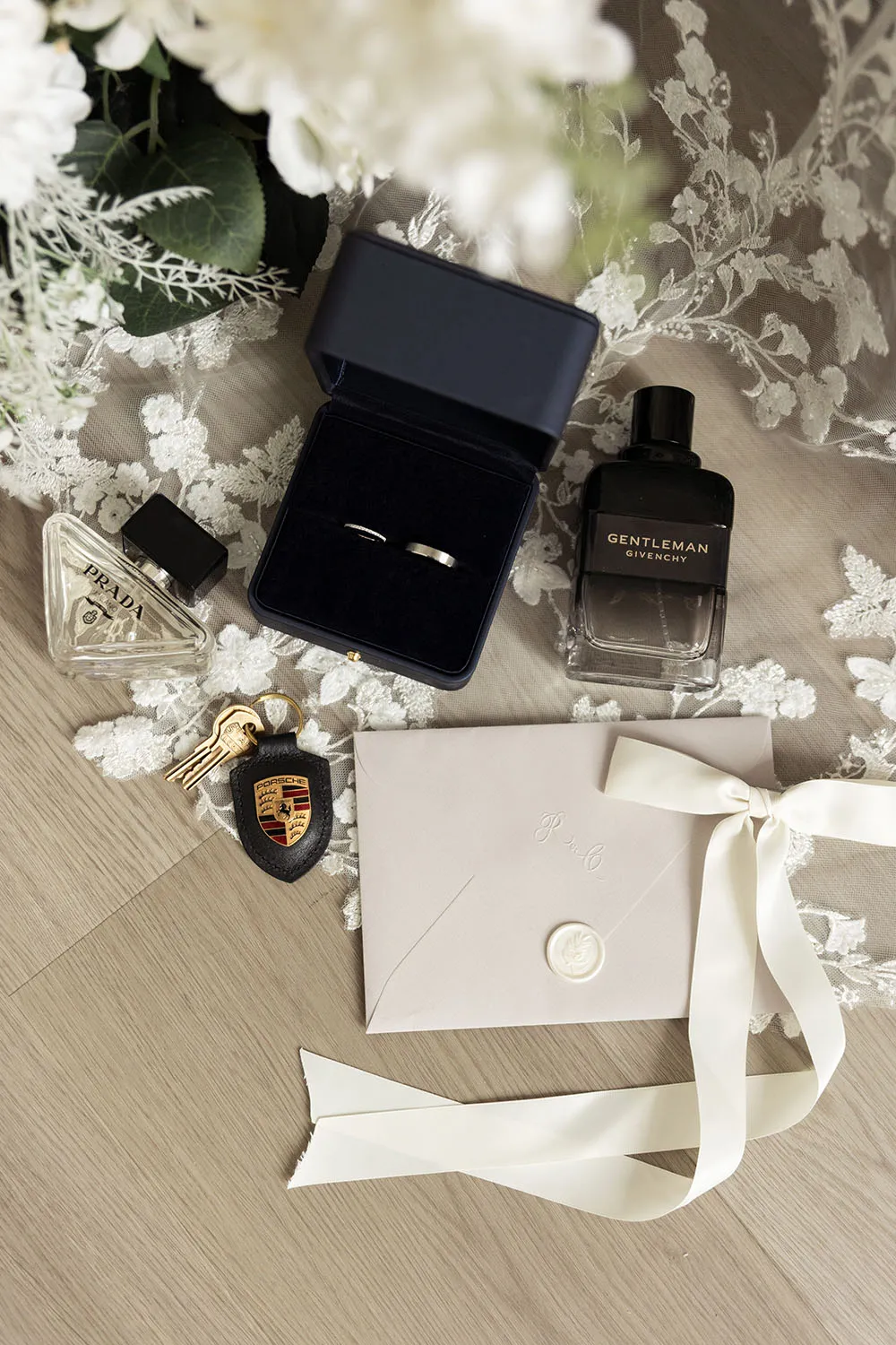 Photographe de mariage à Nantes et Paris. Flat lay mariage blanc beige et bleu marine