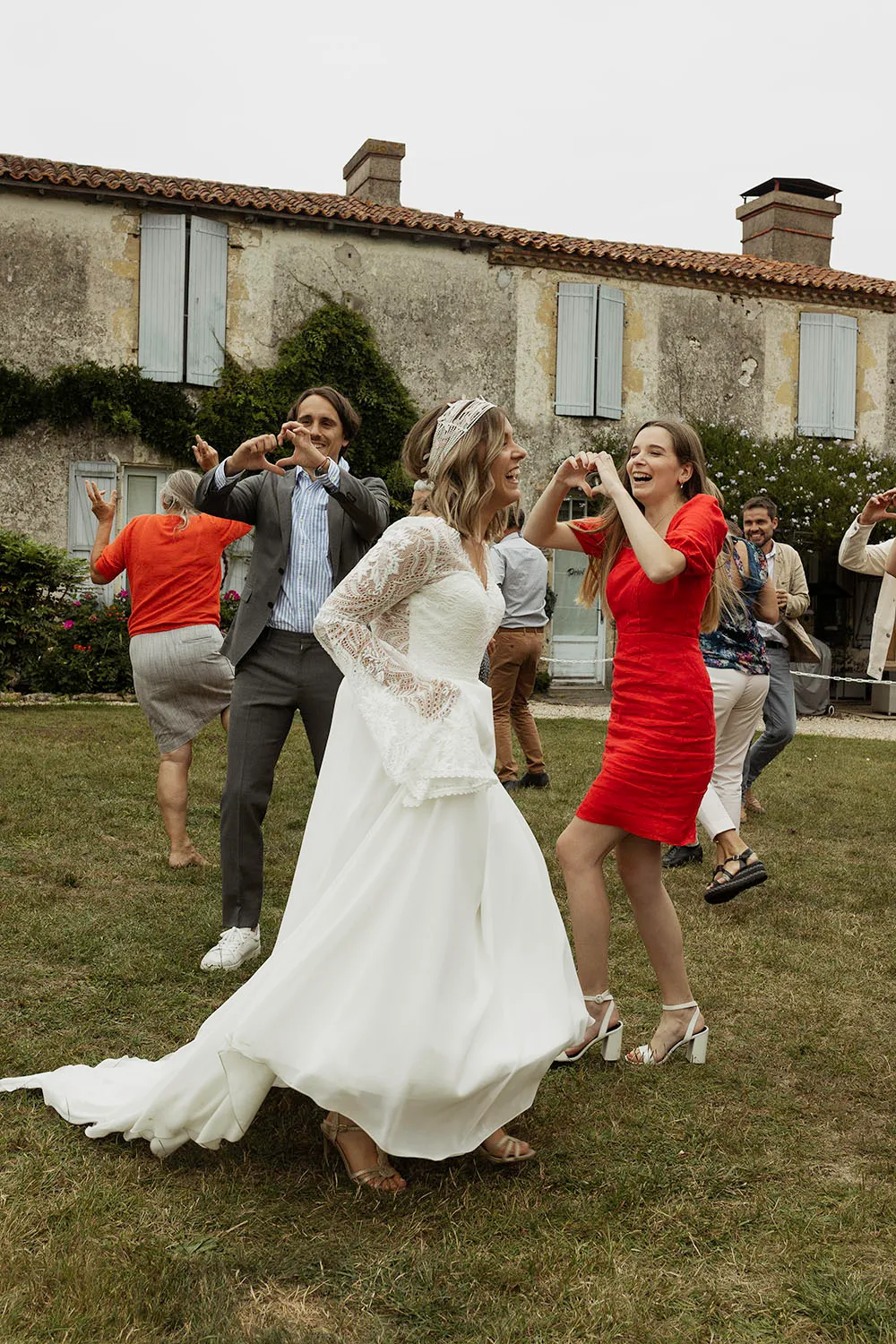 Photographe de mariage à Nantes et Paris. Photos de danse des invités avec la mariée