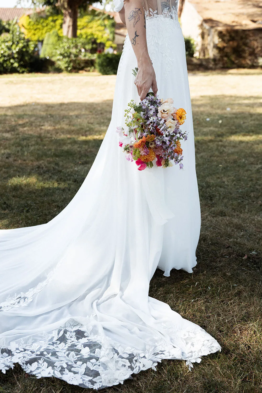 Photographe de mariage à Nantes et Paris. photos détails du bouquet de la mariée avec sa robe