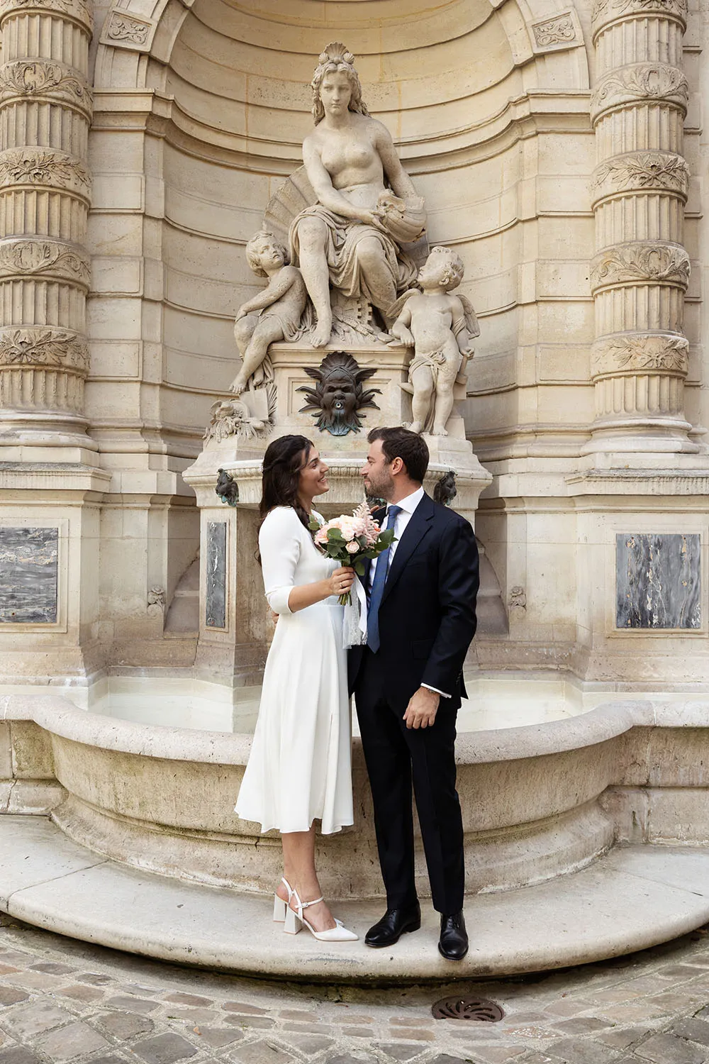 Photographe de mariage à Nantes et Paris. Photos sur le vif avant la mairie, fontaine à paris