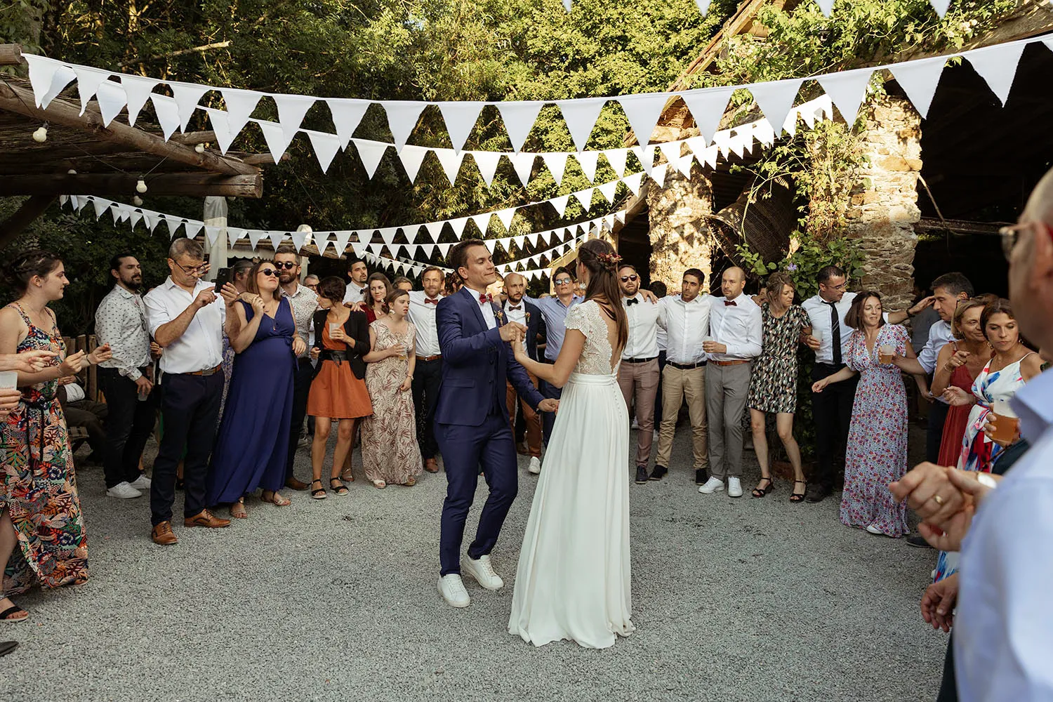 Photographe de mariage à Nantes et Paris. Danse des mariés après la cérémonie laïque