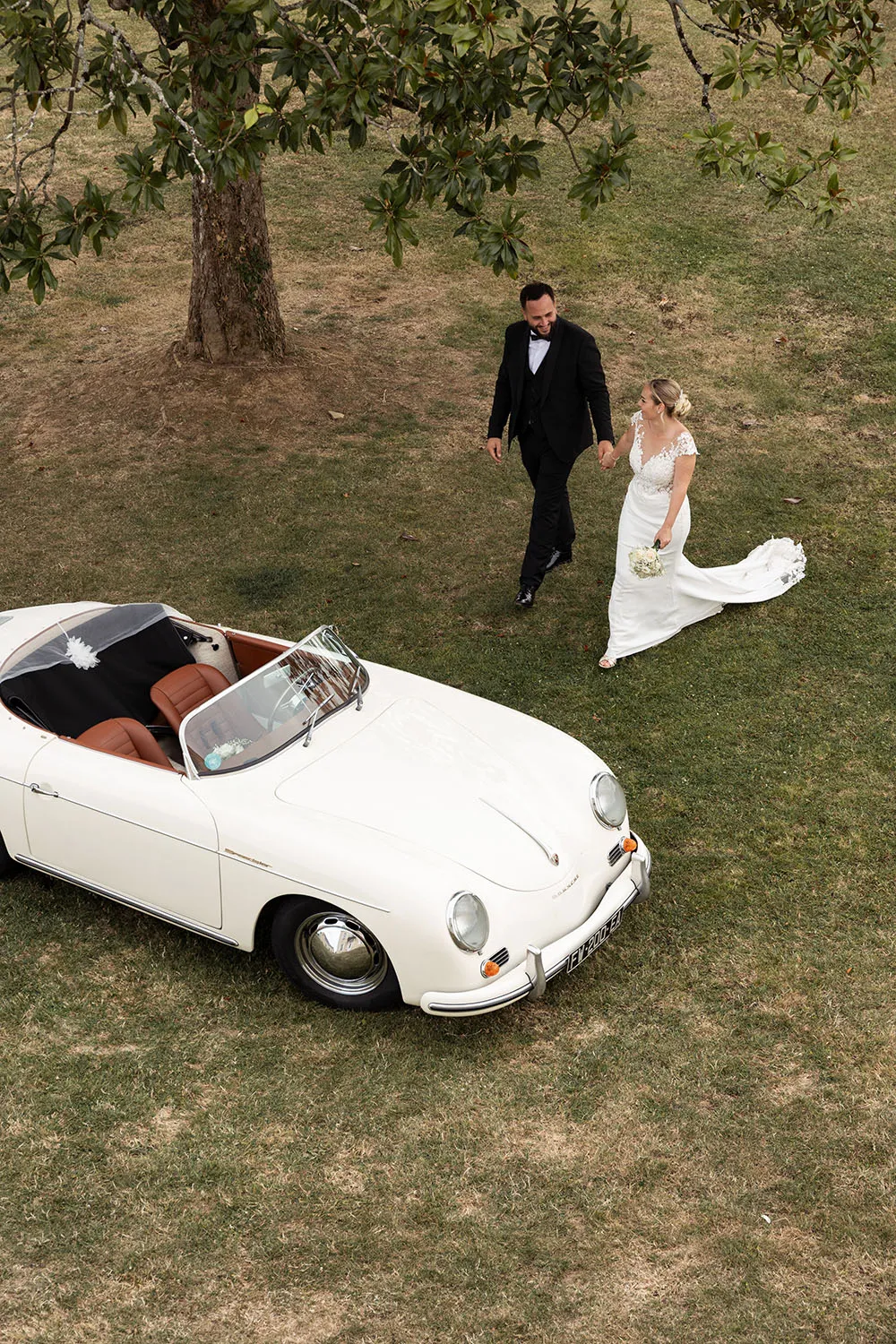 Photographe de mariage à Nantes et Paris. Photos en plongée des mariées se dirigeant vers leur voiture
