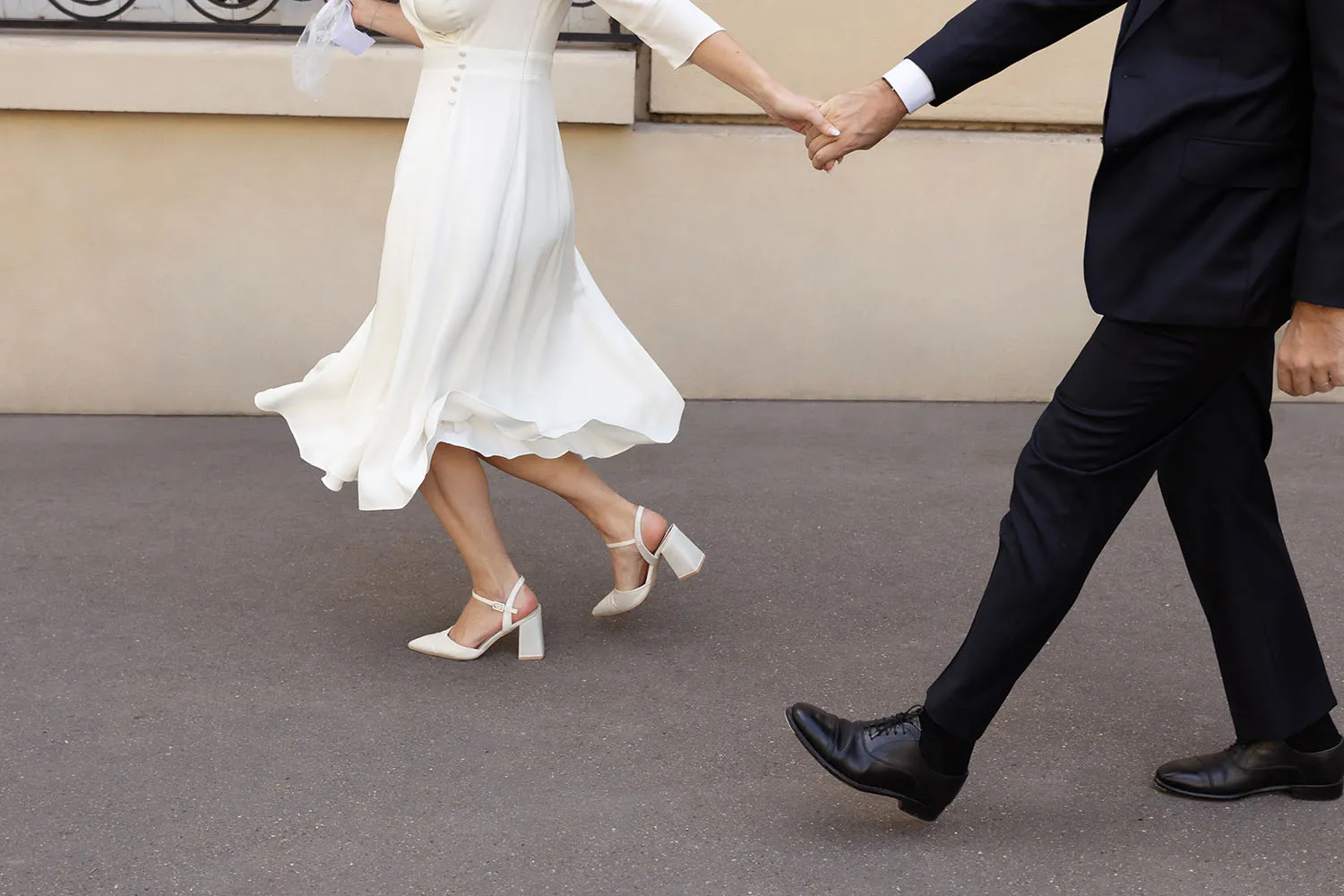 Photographe de mariage à Nantes et Paris. Photos éditoriale lifestyle des mariées en train de courir dans la rue à paris