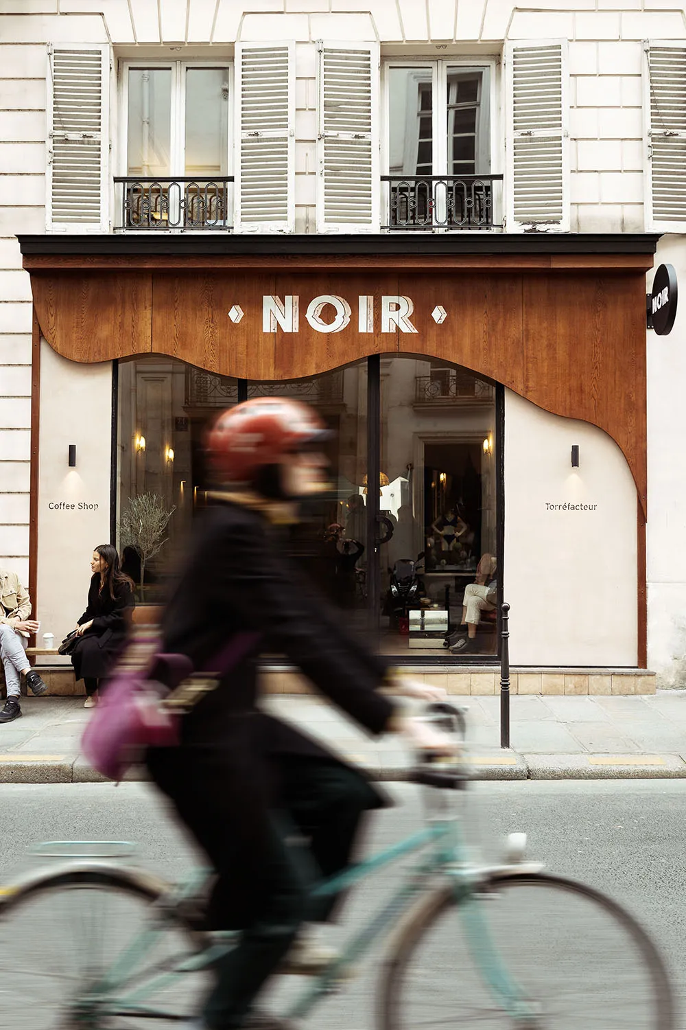 Photographie corporate de la devanture d'un café parisien (commercial/branding).