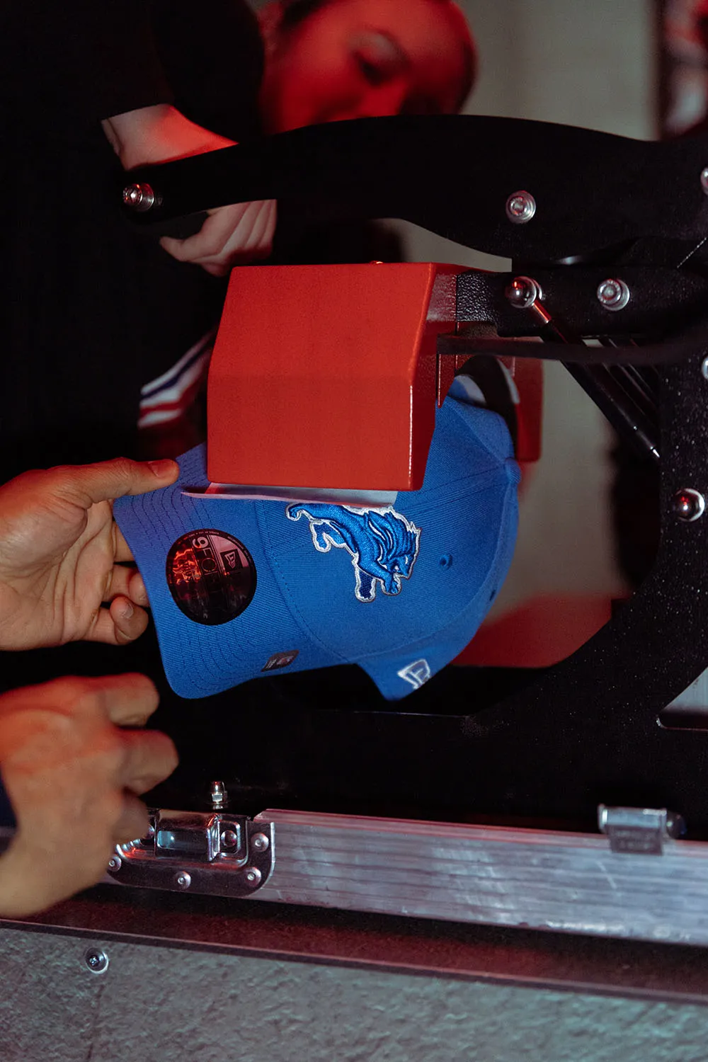 Photographie événementielle : reportage soirée SuperBawl au Grand REX (Paris), mettant en scène le flocage de casquettes personnalisées.