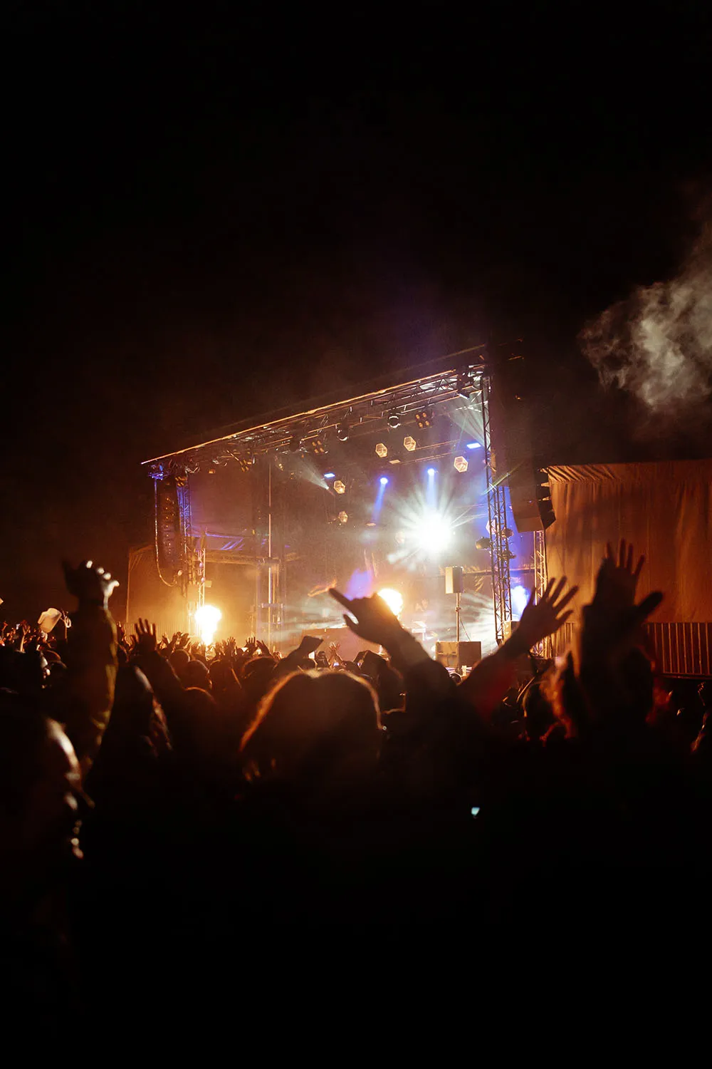 Photographie d'ambiance de nuit du festival de musique Mégascène en Loire-Atlantique, montrant la foule.
