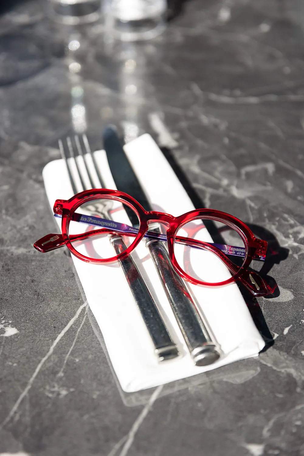 Photo commerciale marque de lunettes, photo produit intérieur à table