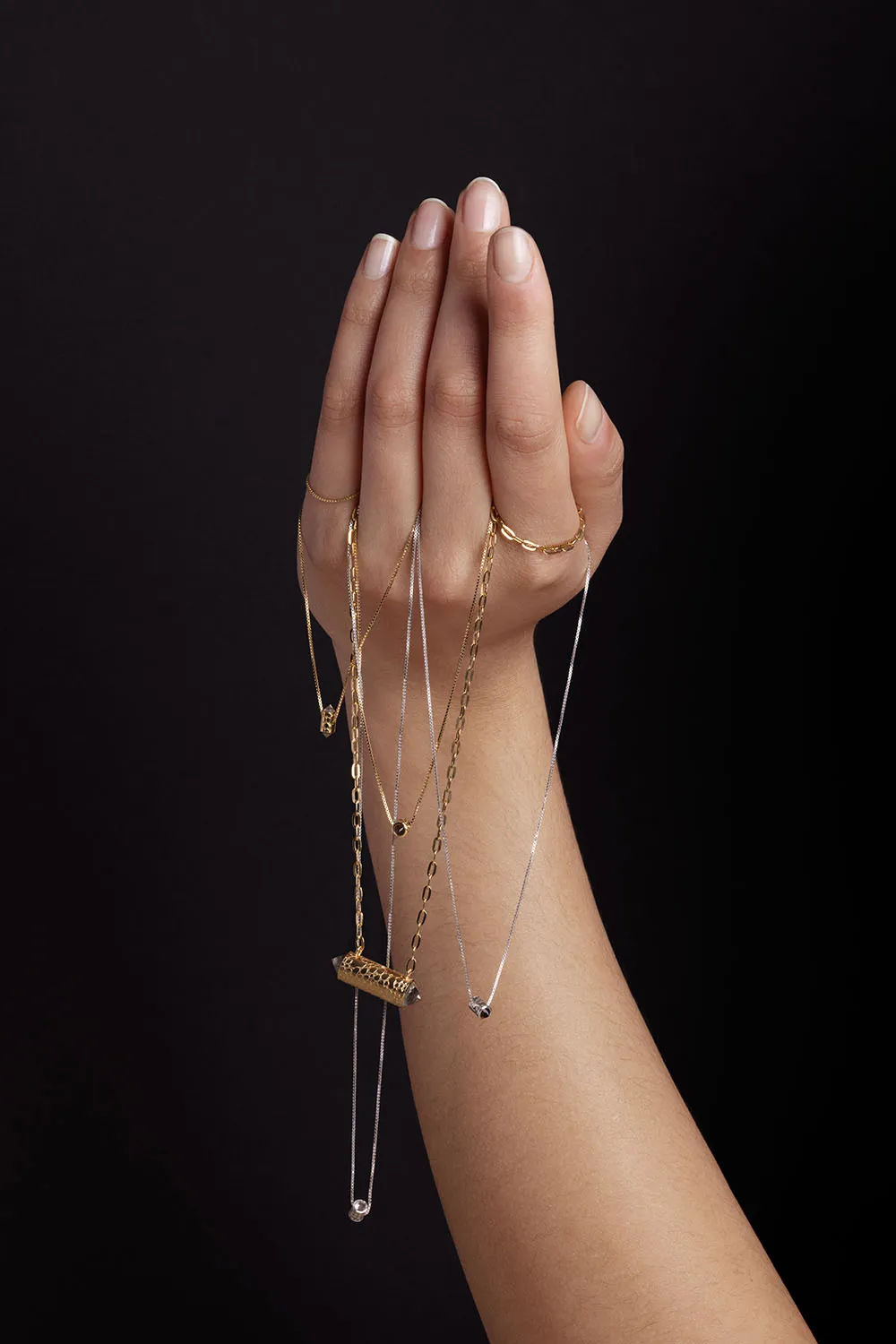 Photo commerciale bijoux colliers joaillerie, détails mains