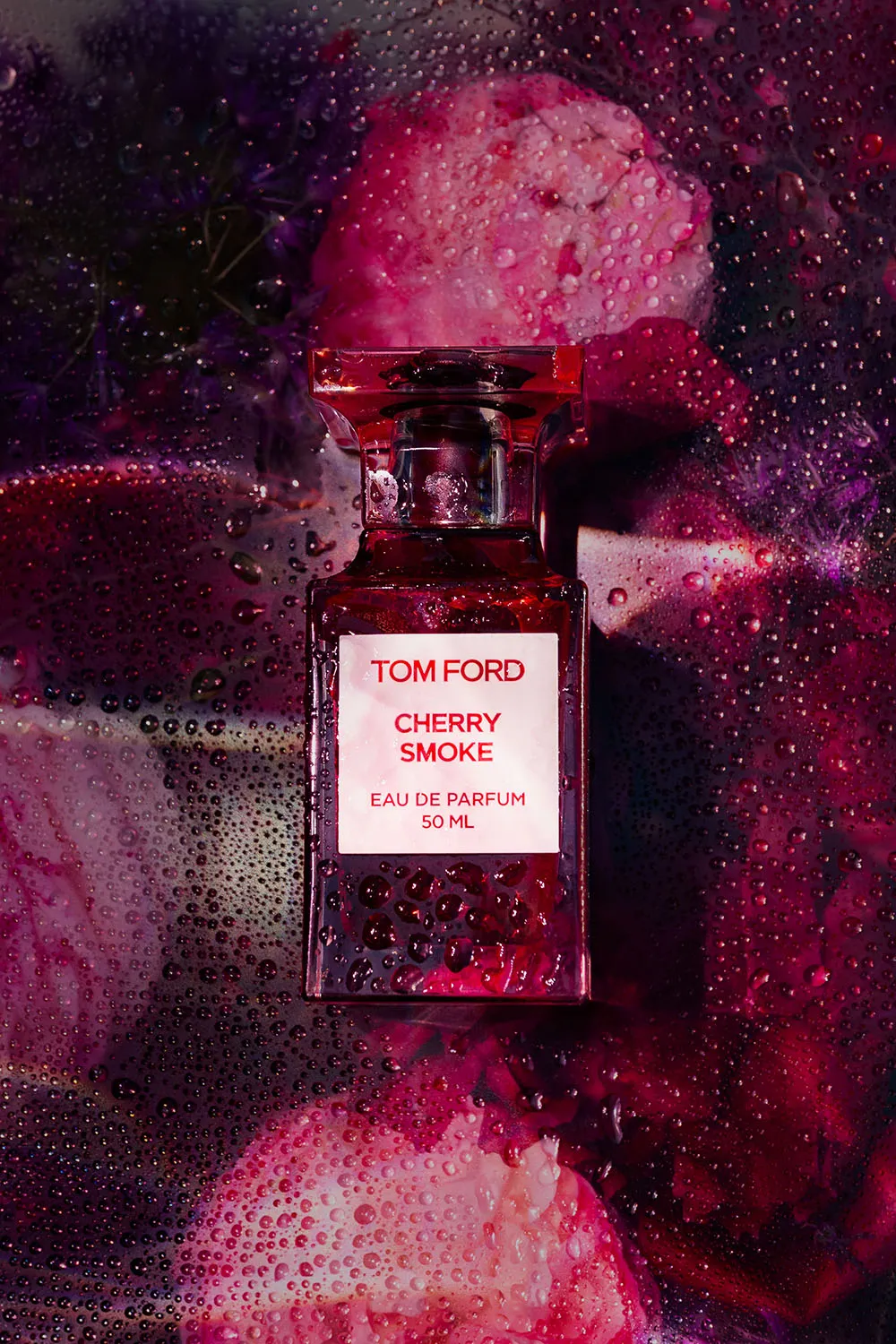 Photo commerciale still life parfum haut de gamme, mise en scène avec des fleurs rouges et roses