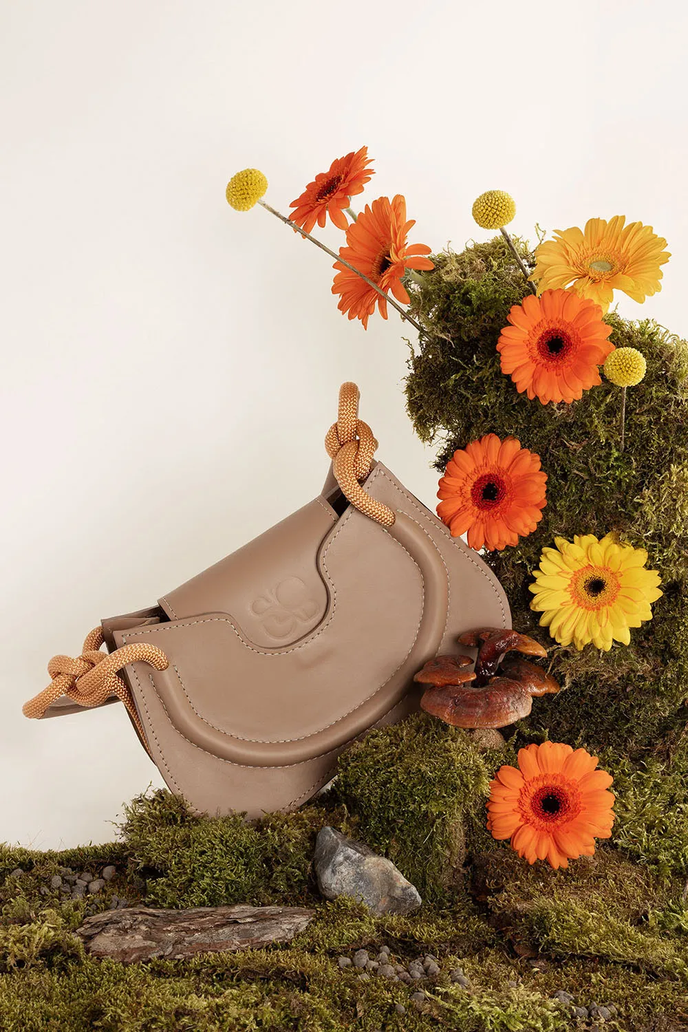 Photo commerciale still life marque de marroquierie éthique, set végétal avec de la mousse et des fleurs