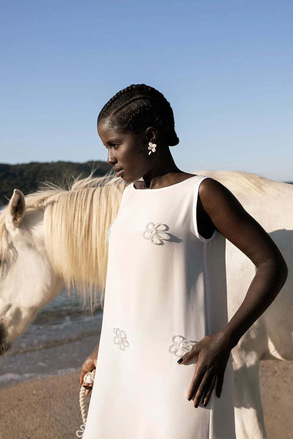 Photo éditorial mode, shooting outdoor artistique à la plage en corse avec des chevaux.