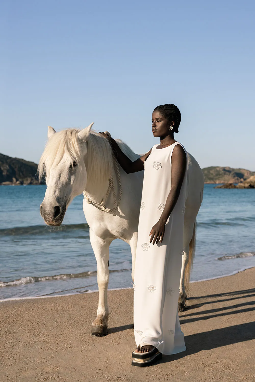 Photo éditorial, shooting outdoor artistique à la plage avec des chevaux.